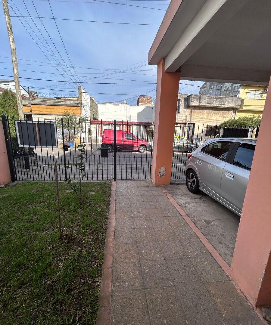 Foto de A LA VENTA - EXCELENTE PROPIEDAD 3 AMBIENTES + DEPTO 2 AMB AL FONDO, imagen 3