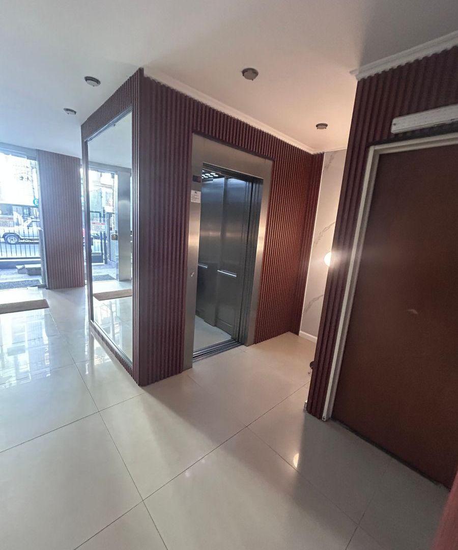 Foto de A LA VENTA - SEMIPISO 3 AMB CON COCHERA - LANUSITA, imagen 2