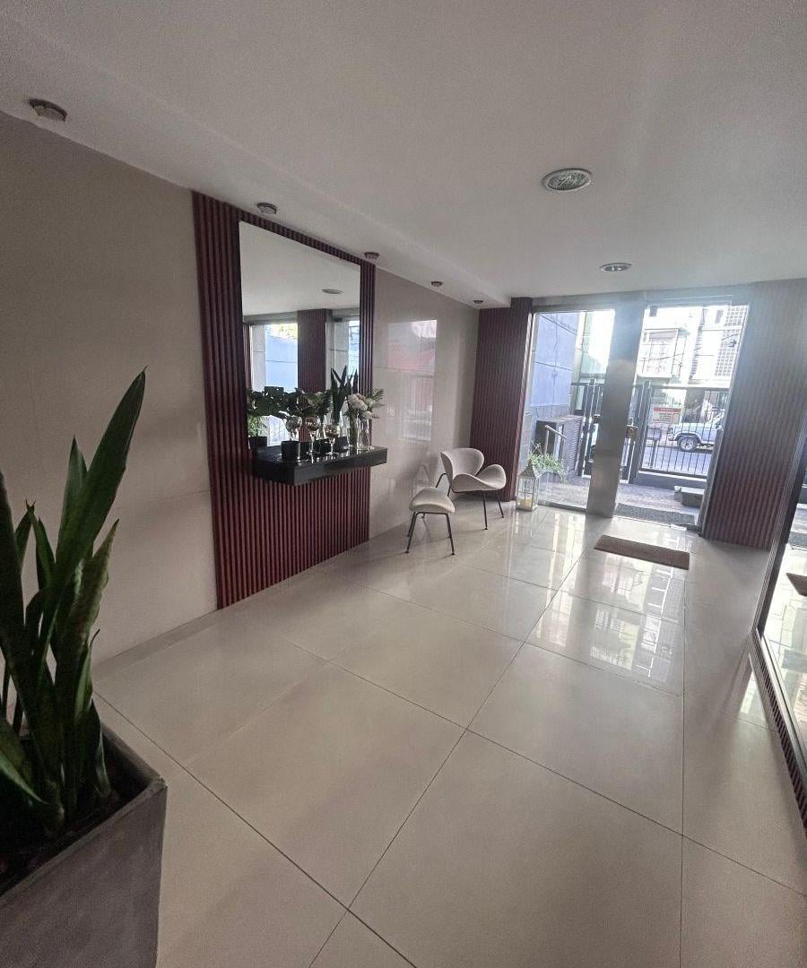 Foto de A LA VENTA - SEMIPISO 3 AMB CON COCHERA - LANUSITA, imagen 3