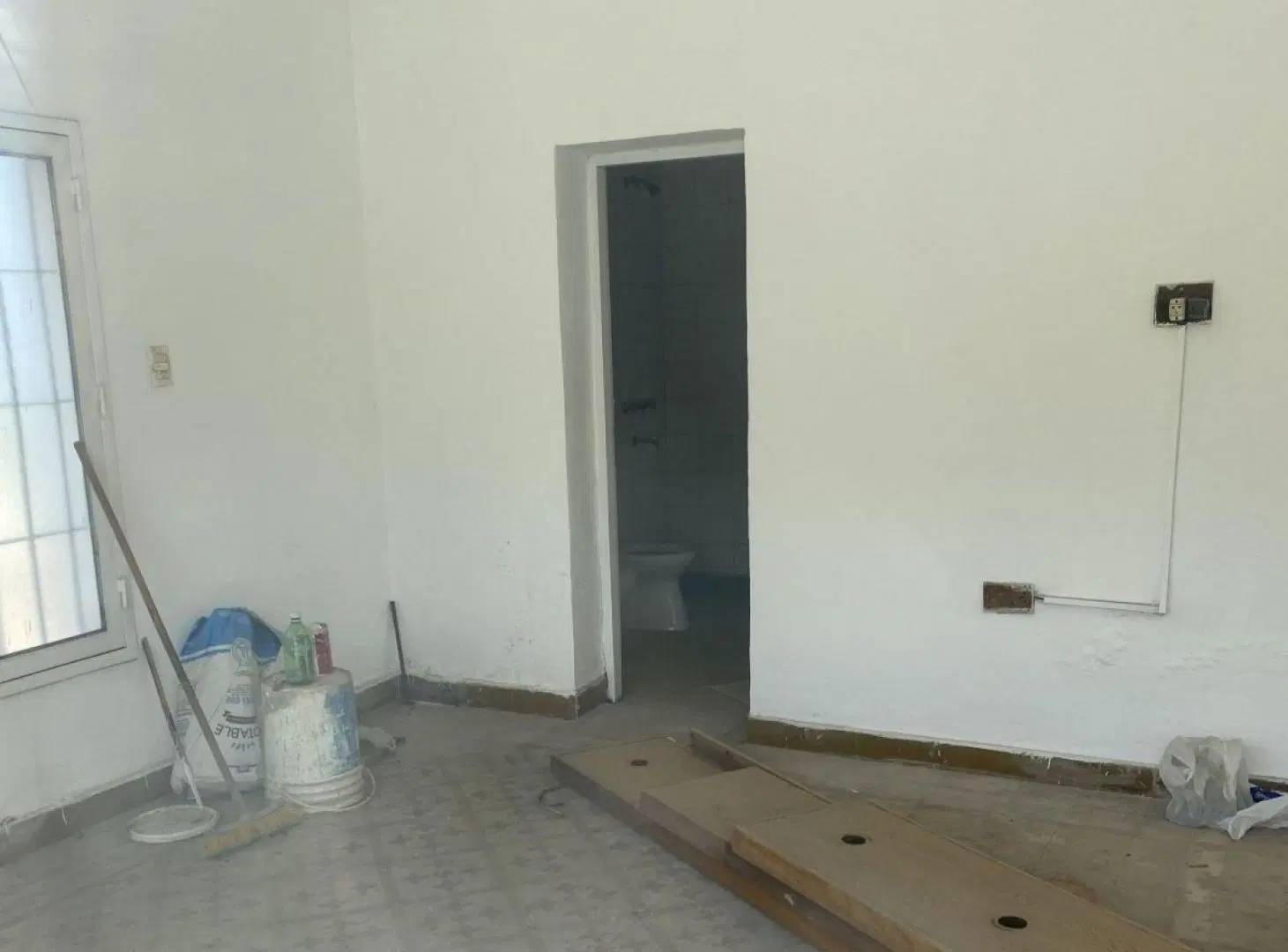 Alquilo Local Sobre Av Ricardo Rojas , Quintas De Arguello 2