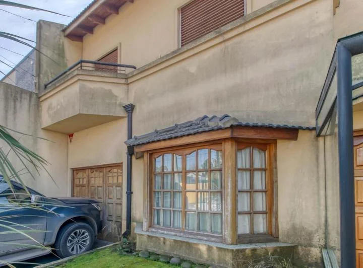 Casa de  3 dormitorios y escritorio , parque y pileta 3