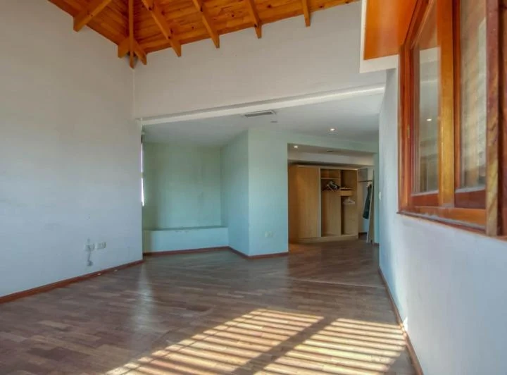 Casa de  3 dormitorios y escritorio , parque y pileta 5