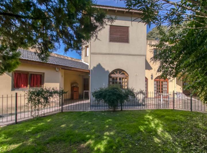 Casa de  3 dormitorios y escritorio , parque y pileta 1