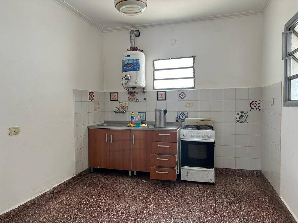 Foto de Casa en venta en 24 y 62. Tiene 2 dormitorios, cochera, patio y jardín. ALQUILADA, imagen 3