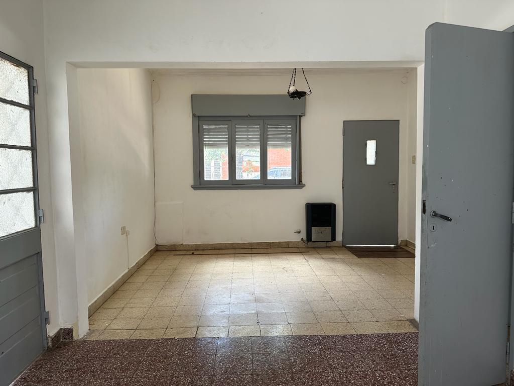 Foto de Casa en venta en 24 y 62. Tiene 2 dormitorios, cochera, patio y jardín. ALQUILADA, imagen 1