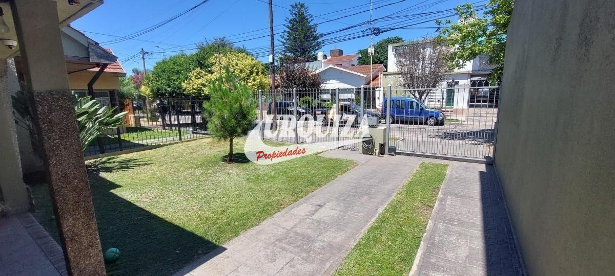 VENTA 2 CASAS SOBRE LOTE PROPIO CON COCHERA EN VILLA SARMIENTO