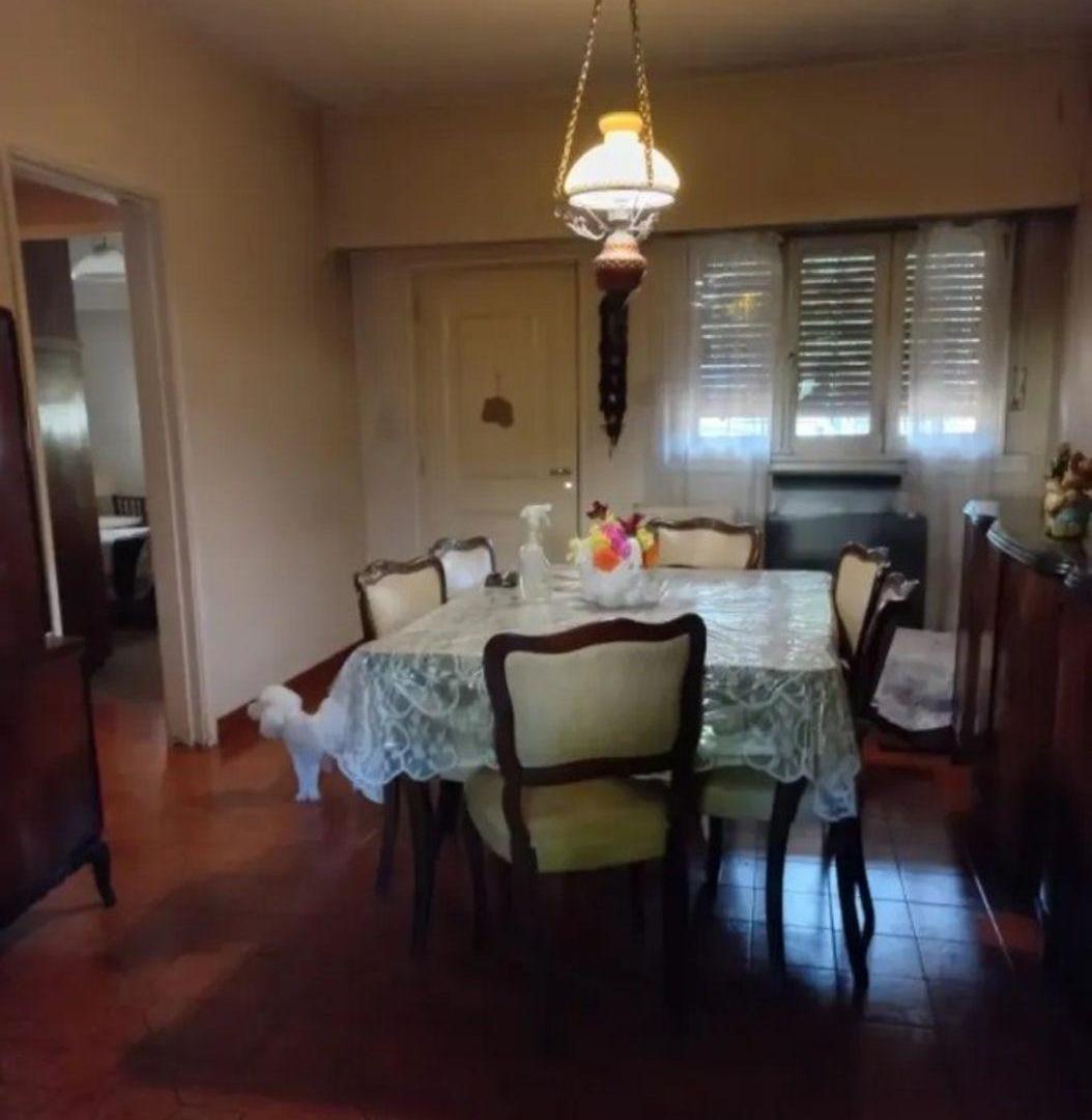 CASA 3 AMB EN VENTA CON COCHERA Y JARDIN EN MORON