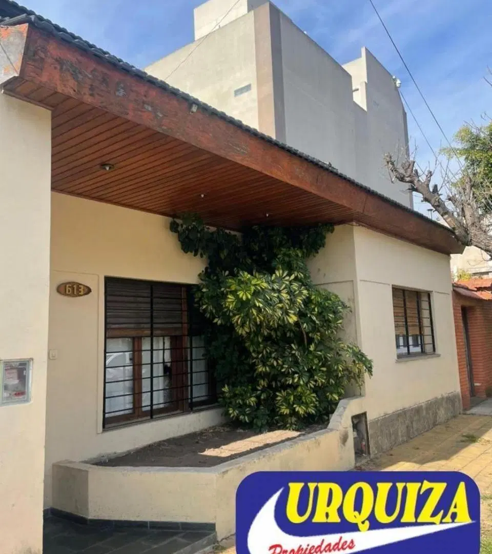 VENTA CASA 4 AMB CON PATIO Y JARDIN EN VILLA SARMIENTO 4