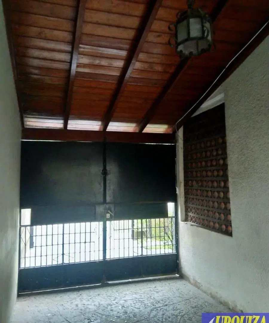 Casa en alquiler de 2 dormitorios c/ cochera en Morón 4
