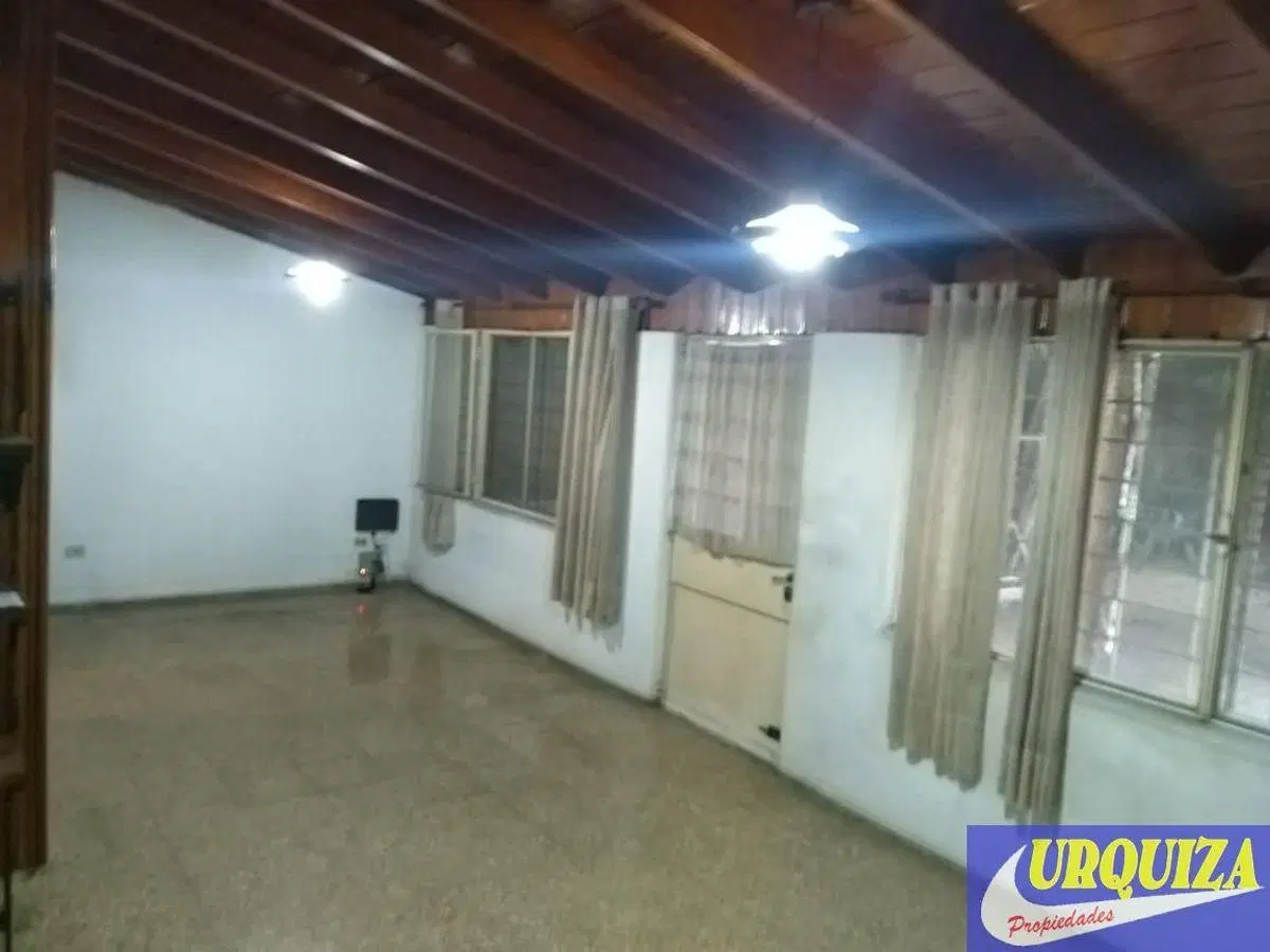 Casa en alquiler de 2 dormitorios c/ cochera en Morón 3