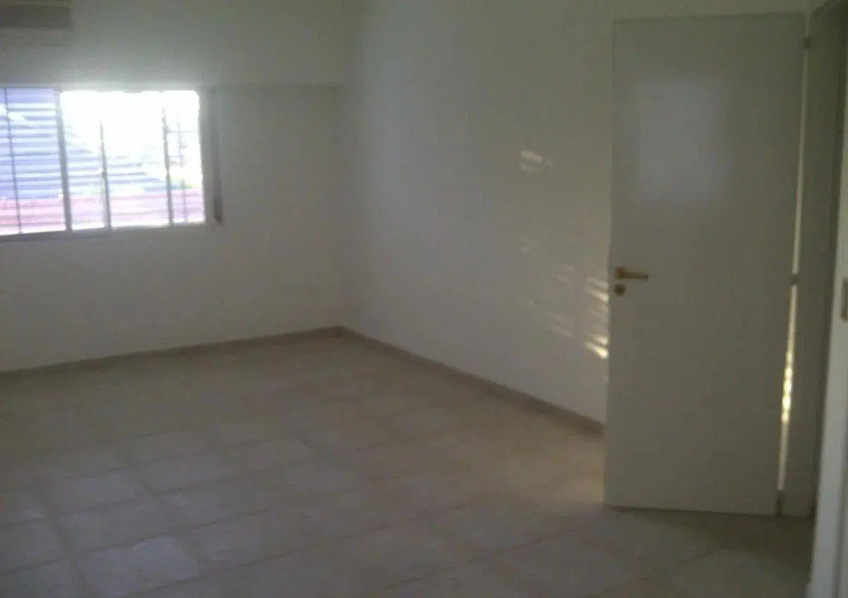 Chalet en venta c/ cochera en Castelar 3