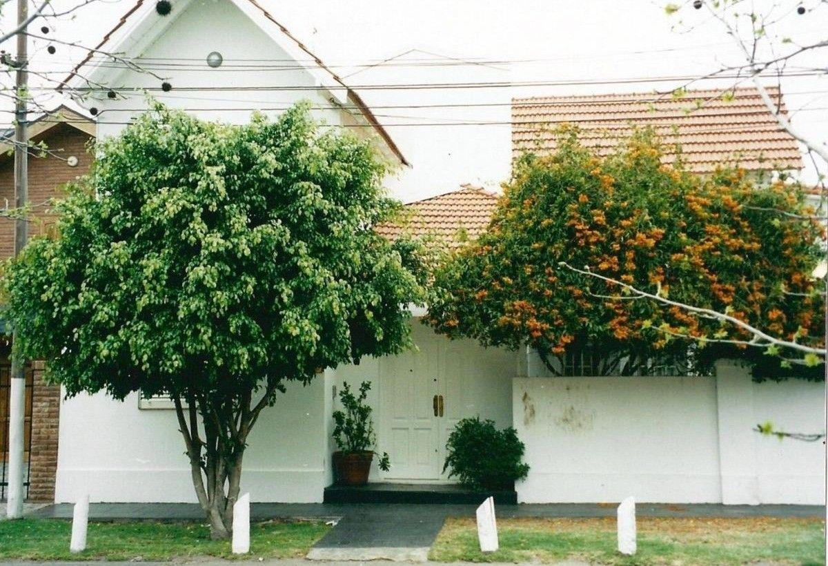 Chalet en venta c/ cochera en Castelar