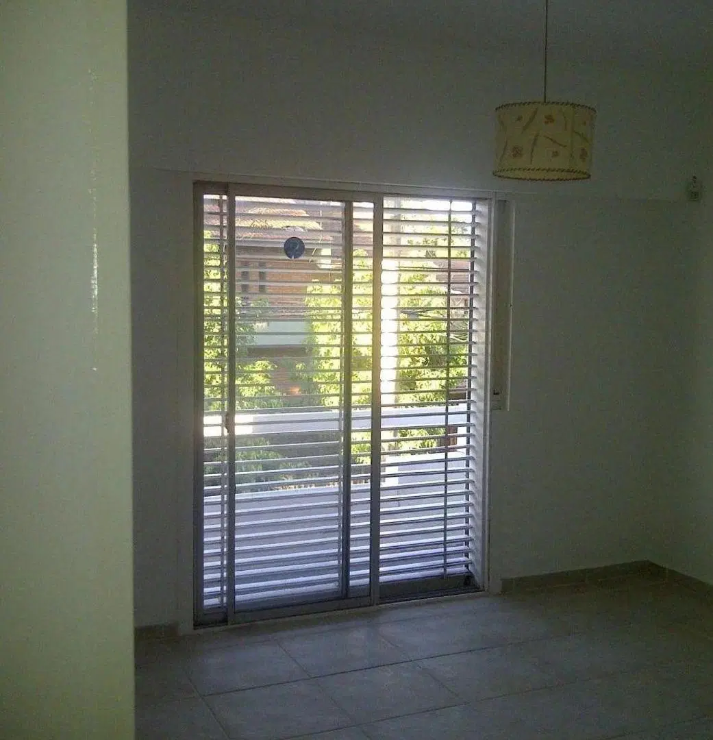Chalet en venta c/ cochera en Castelar 4