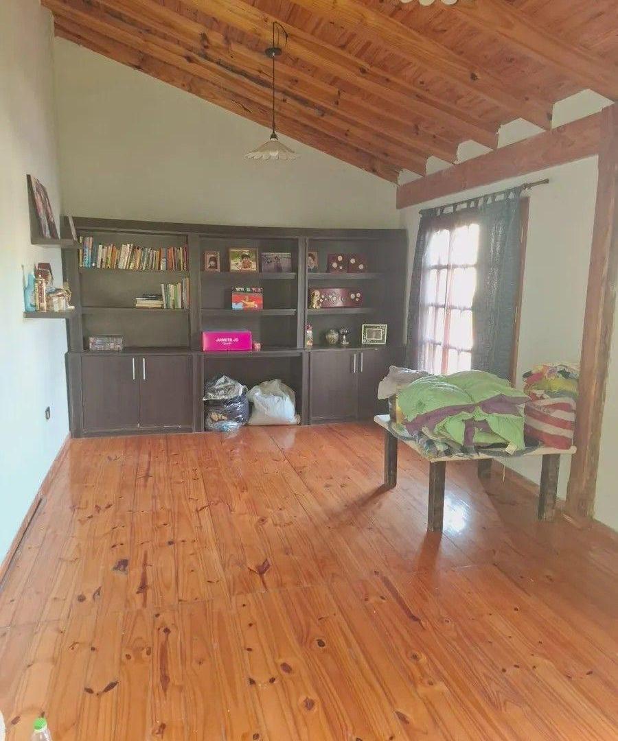 Foto de Casa 6 ambientes con pileta y jardín en venta en Morón, imagen 4