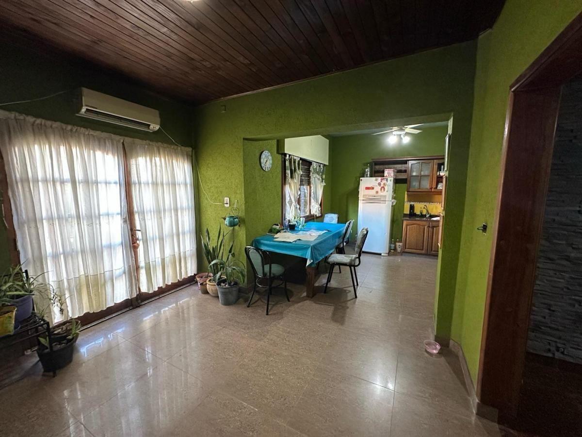 Foto de Casa 6 ambientes con pileta y jardín en venta en Morón, imagen 3