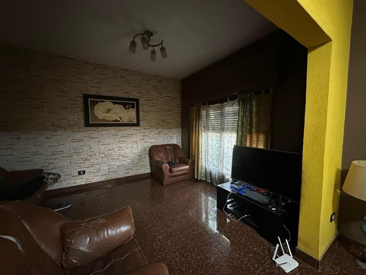 Foto de Casa 6 ambientes con pileta y jardín en venta en Morón, imagen 1