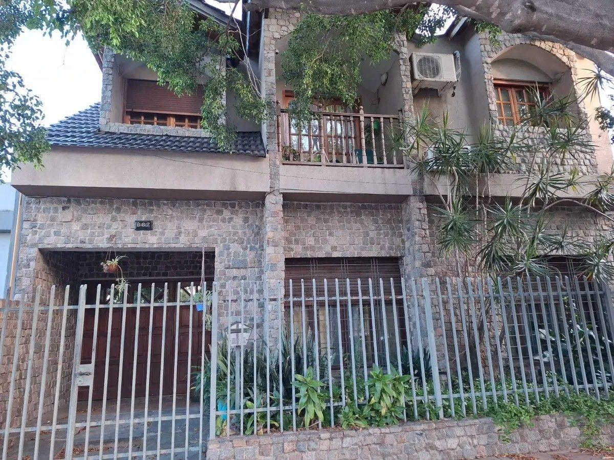 Foto de Casa 6 ambientes con pileta y jardín en venta en Morón, imagen 2