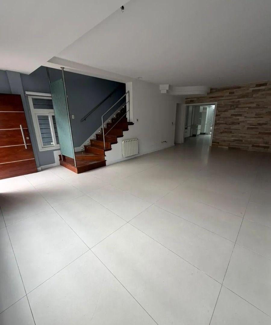 Foto de Exclusiva casa minimalista en venta en Ramos Mejía – 6 amb con galeria, imagen 2