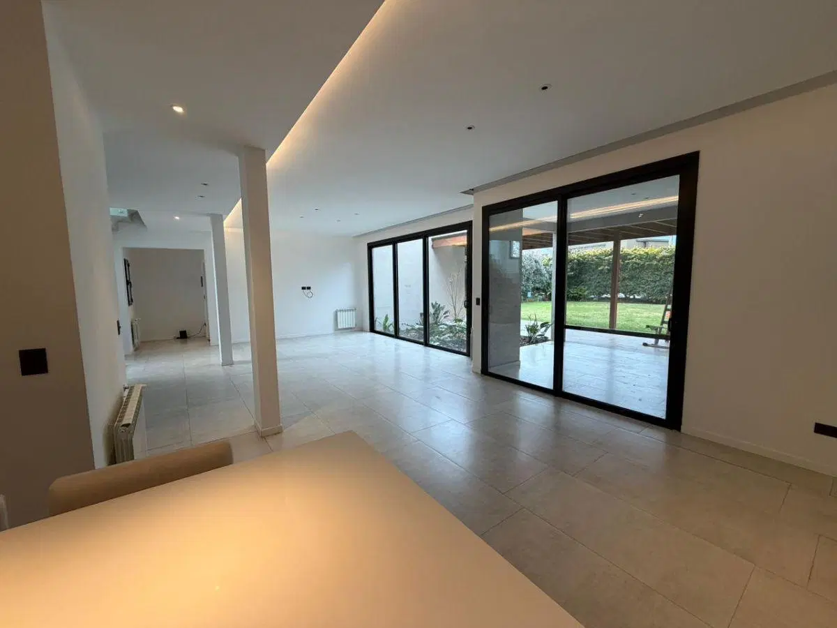 Impecable Casa Moderna de 250m² en Barrio Privado Weston – Excelente Categoría 5