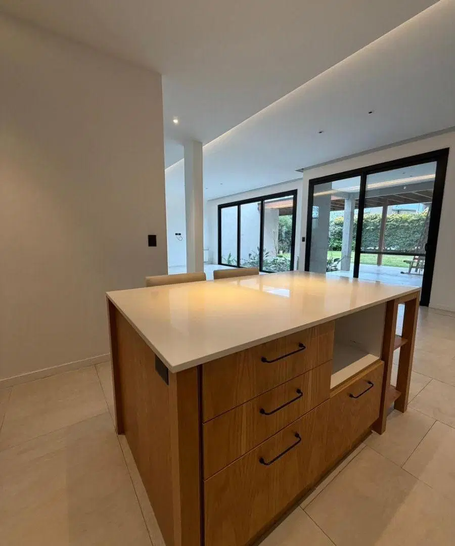 Impecable Casa Moderna de 250m² en Barrio Privado Weston – Excelente Categoría 2