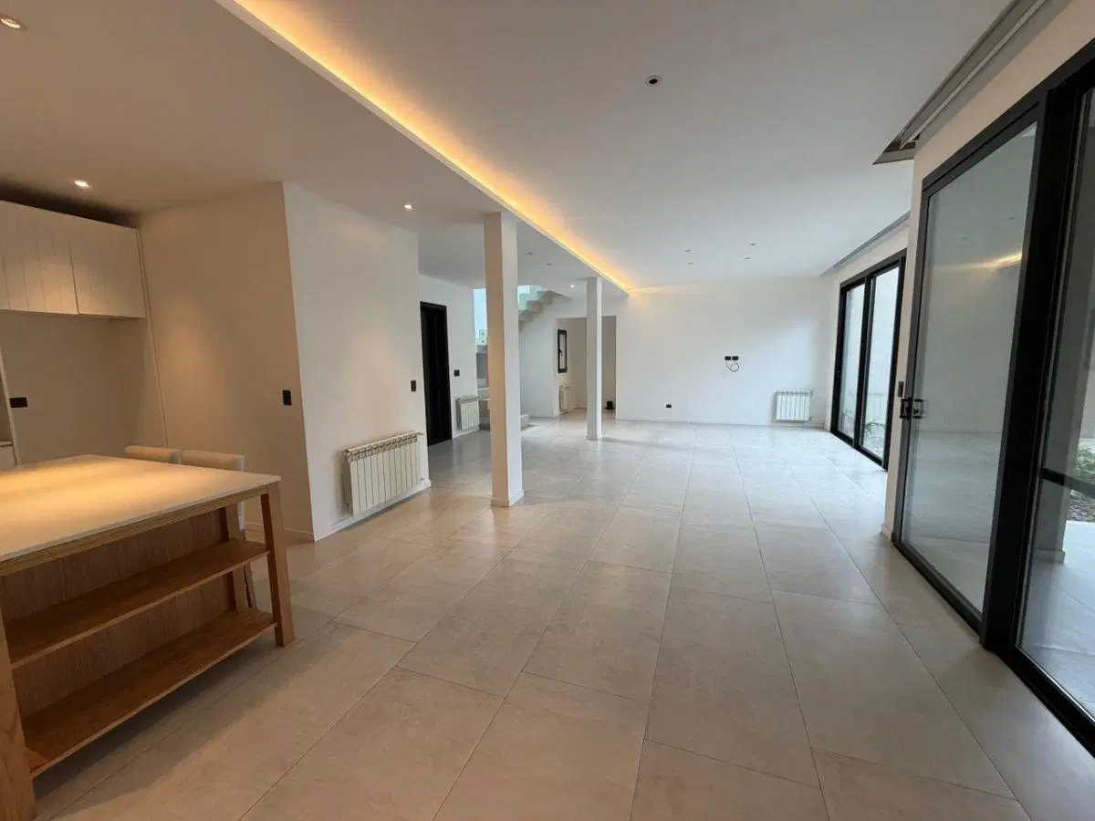 Impecable Casa Moderna de 250m² en Barrio Privado Weston – Excelente Categoría 3
