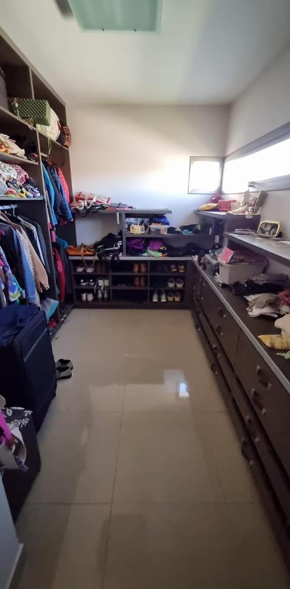 Casa de Categoría - 3 Dorm. - Barrio Costanera Norte 3