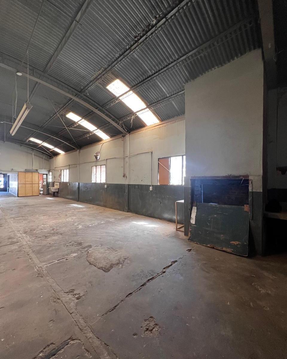 Galpón a La Venta - 8 m X 38 m Depto 2 Dorm. Al Fondo 1