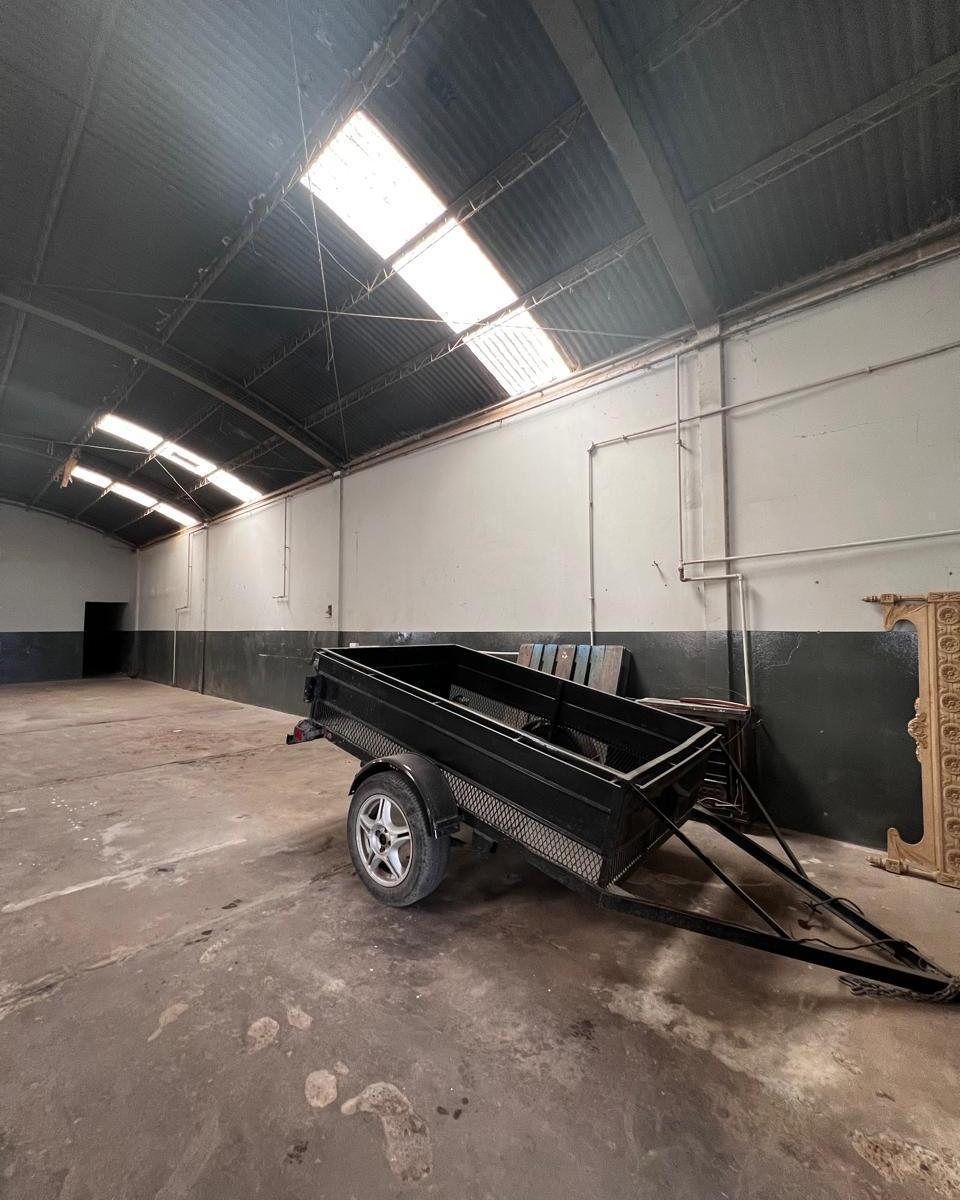 Galpón a La Venta - 8 m X 38 m Depto 2 Dorm. Al Fondo 4