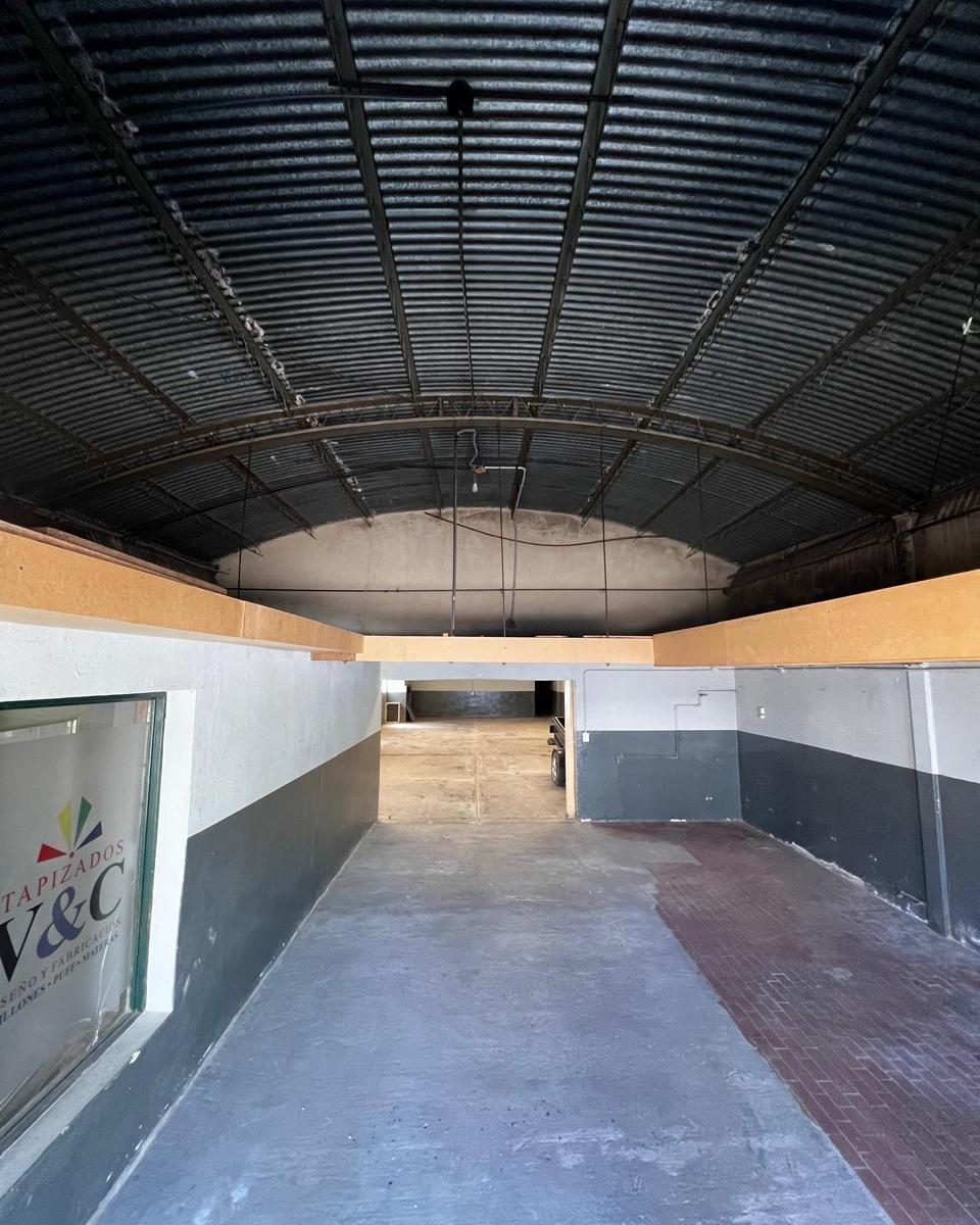 Galpón a La Venta - 8 m X 38 m Depto 2 Dorm. Al Fondo 3