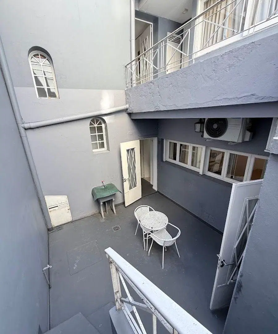 ALQUILER EN 8 ENTRE 58 Y 59. COMPLEJO TIPO HOSTEL. 1