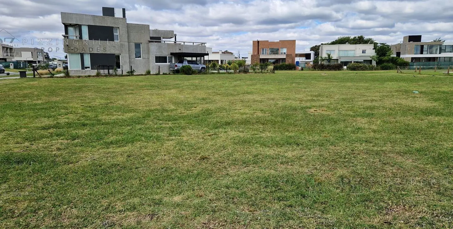 Único lote por sus 1070 m2 y ubicación en GreenVille Polo & Resort 1