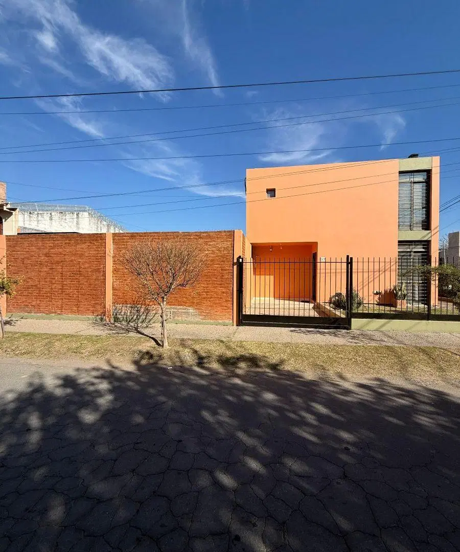 Venta casa 3dor c/ cochera, patio y pileta 4