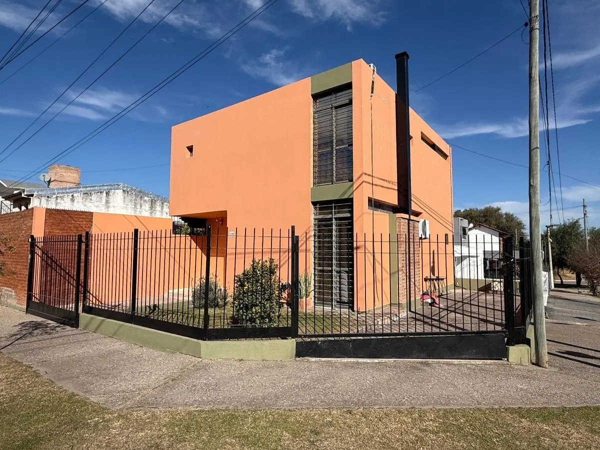 Venta casa 3dor c/ cochera, patio y pileta 3