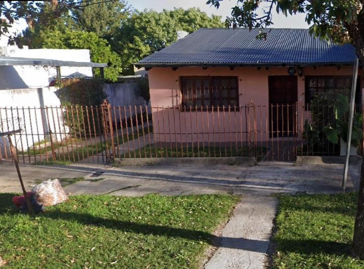 VENTA de Casa con Galpón . Todos los servicios. Apta Crédito. 2