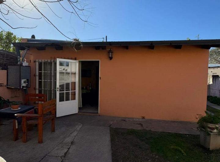 VENTA de Casa con Galpón . Todos los servicios. Apta Crédito. 4