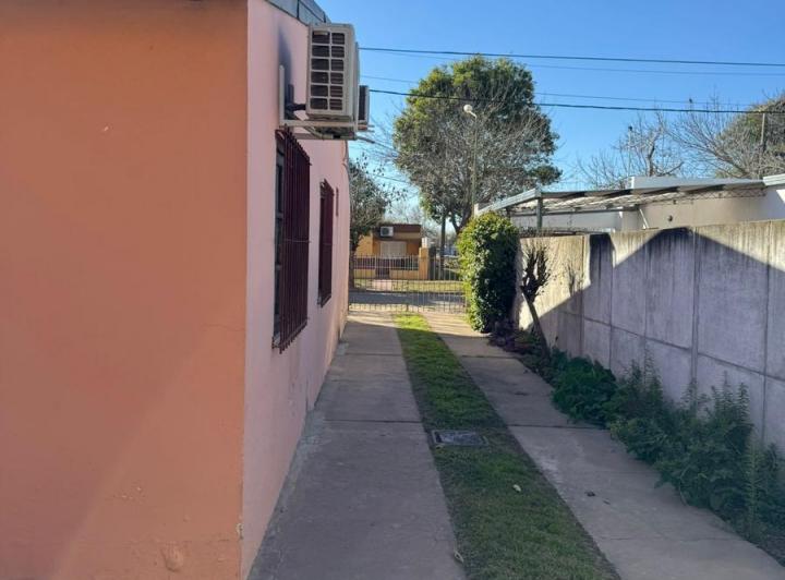 VENTA de Casa con Galpón . Todos los servicios. Apta Crédito. 3