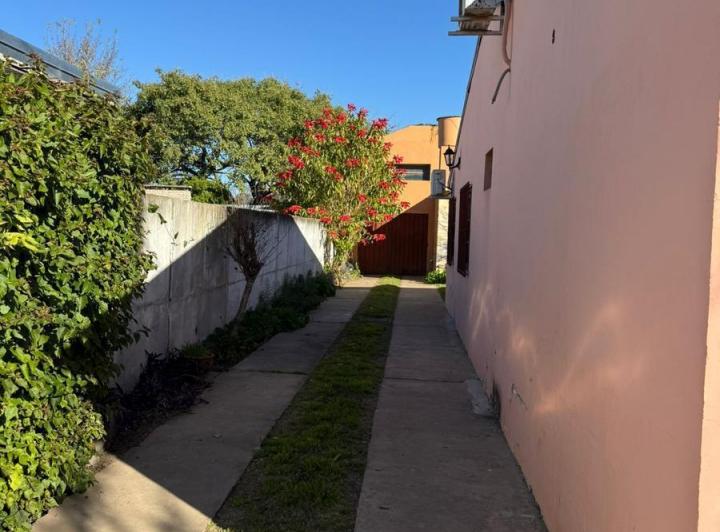 VENTA de Casa con Galpón . Todos los servicios. Apta Crédito. 5