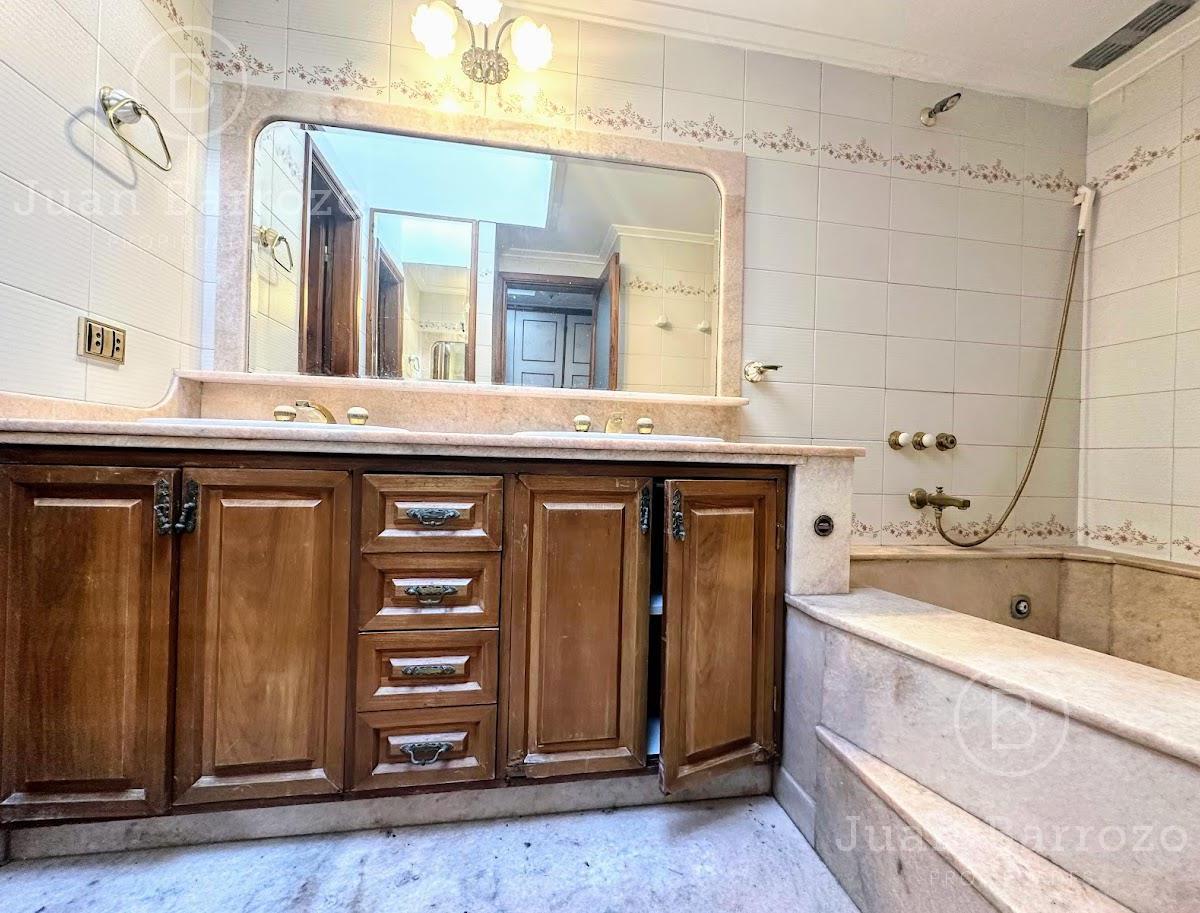 Chalet en Venta con con 5 Dorm. y Fondo Libre con Piscina. L. de Zamora 5