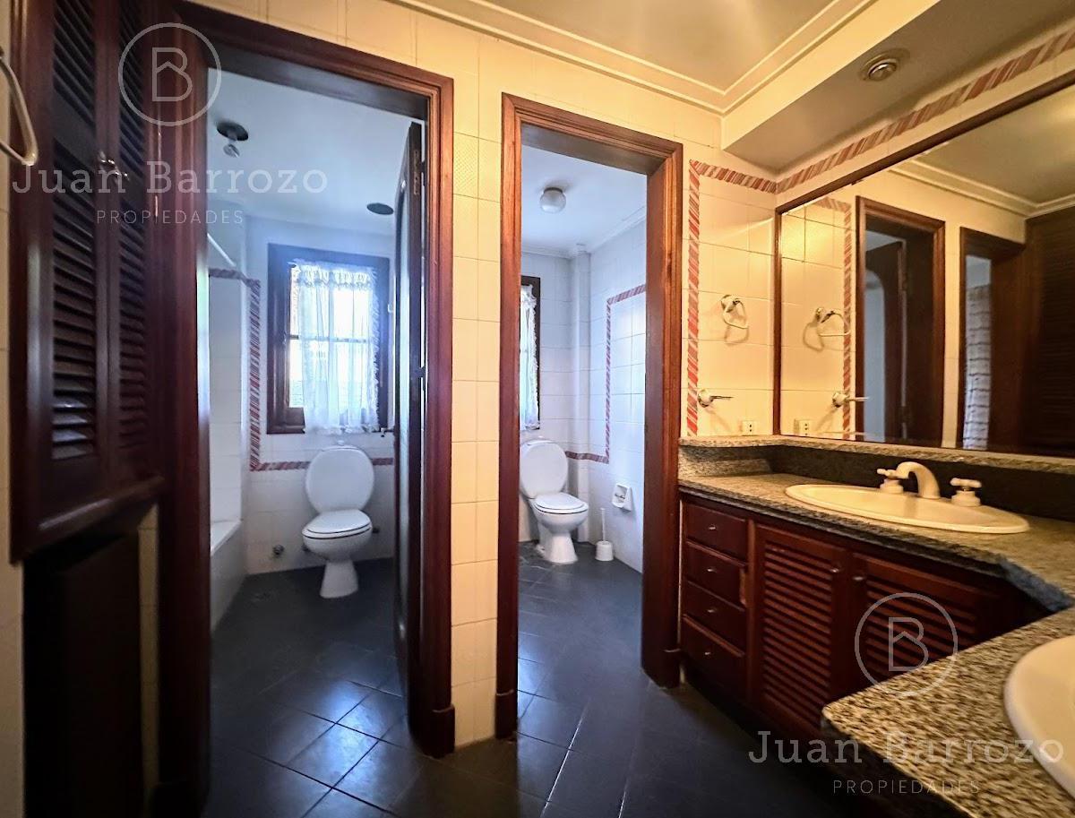 Chalet en Venta con con 5 Dorm. y Fondo Libre con Piscina. L. de Zamora 4