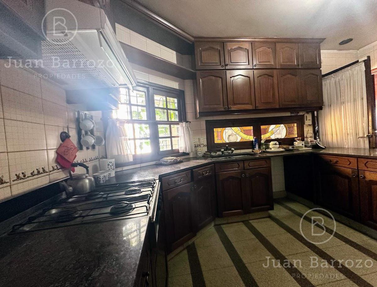 Chalet en Venta con con 5 Dorm. y Fondo Libre con Piscina. L. de Zamora 2