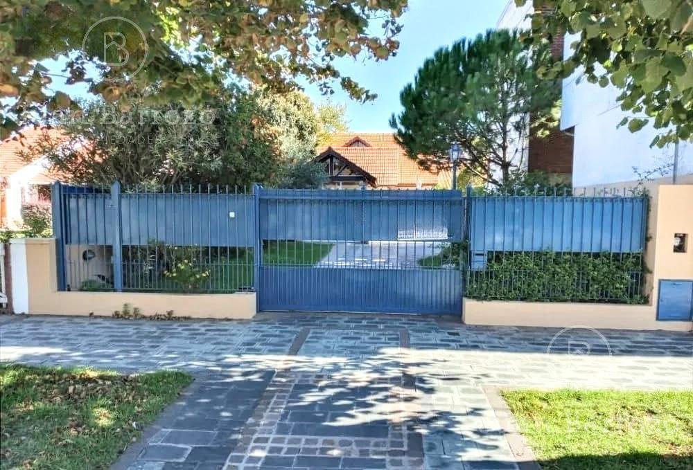 Casa en Venta en Miramar: 3 Dorm. en 2 Plantas. Acepta Permuta por Inmueble en La Zona. 3