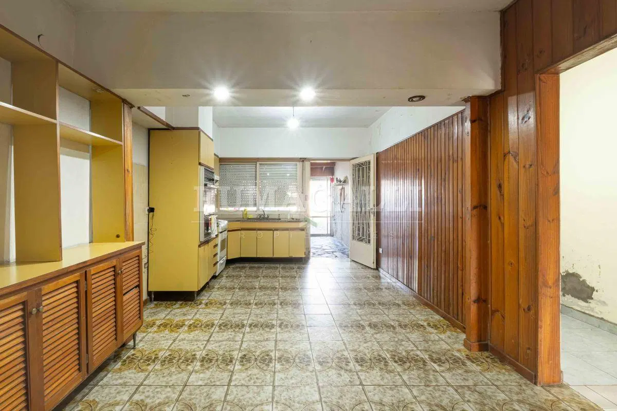 CASA EN VENTA DE 4 AMBIENTES CON FONDO LIBRE 5
