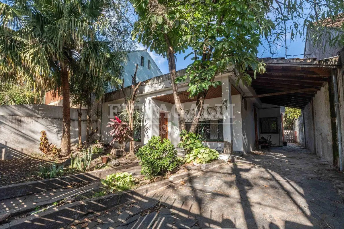 CASA EN VENTA DE 4 AMBIENTES CON FONDO LIBRE 3