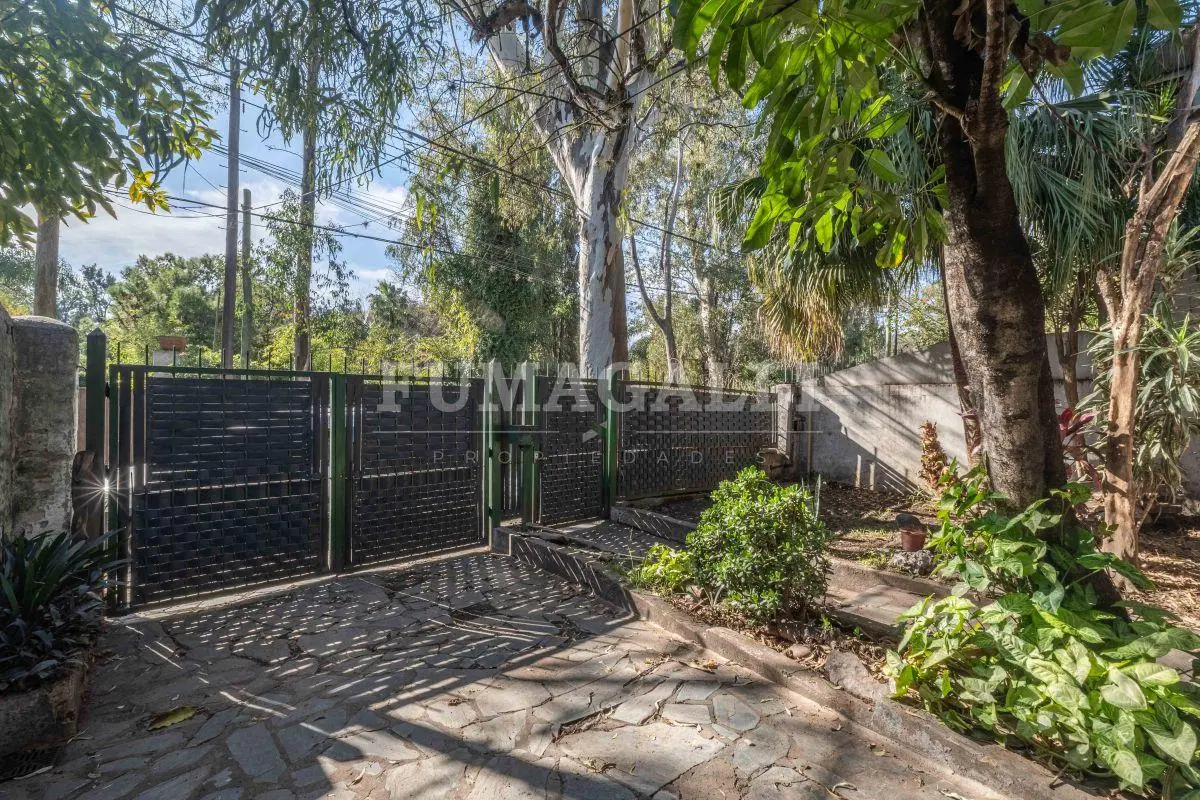 CASA EN VENTA DE 4 AMBIENTES CON FONDO LIBRE 2
