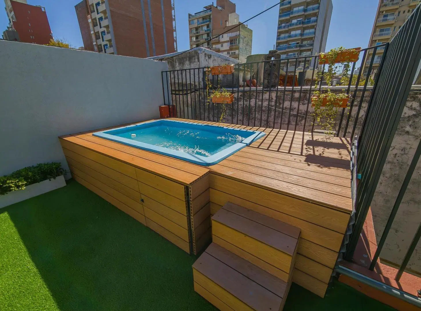 Casa de pasillo 2 dormitorios + comodín patio terraza parrillero pileta PH 5