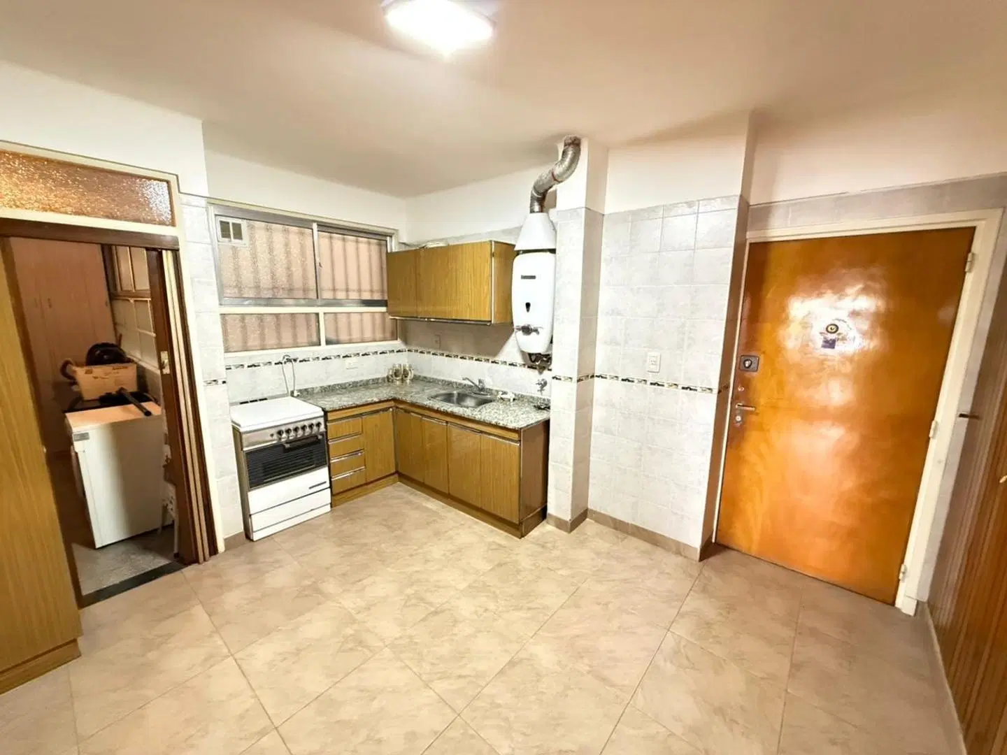 4 AMBIENTES AMPLIOS con balcón, cochera y 2 bauleras 3