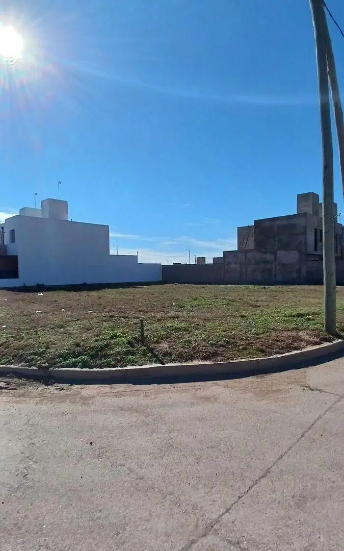 Vendo Lote esquina en Campos de Manantiales 2