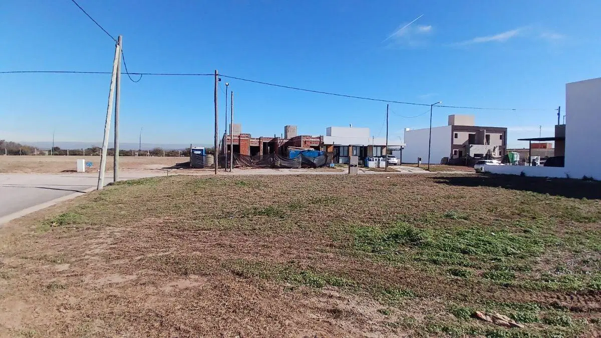 Vendo Lote esquina en Campos de Manantiales 4
