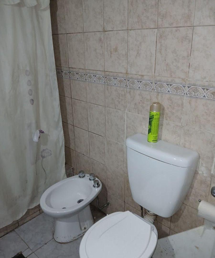 Foto de IDEAL INVERSORES!! CASA EN VENTA A RECICLAR EN PLENA 5° SECCION, SOBRE, imagen 1
