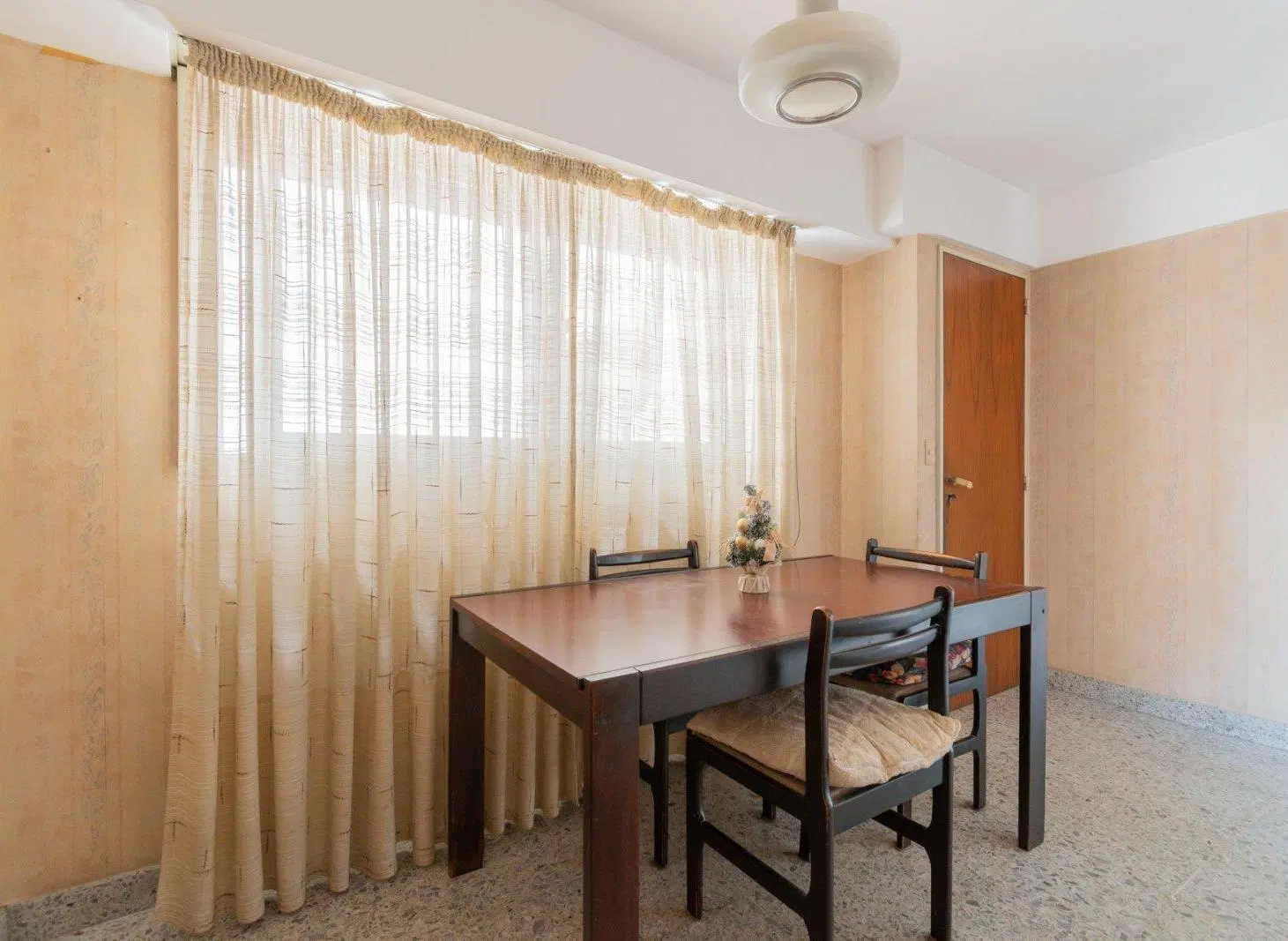 Departamento de 4 ambientes con dependencia en piso 12 - Con cochera - Las Lomitas 2